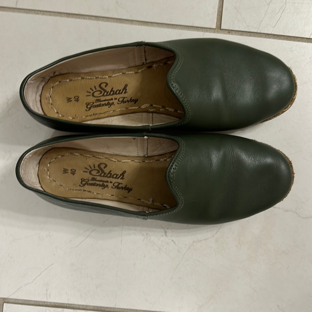 Sabah ladies sz 40 Eu (8.5 US), slip in leather hand stitched shoe, green, NWOT